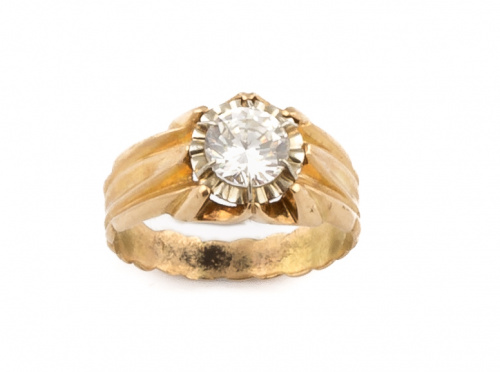 Lote de dos sortijas de pp. S.XX con solitario de símil bri