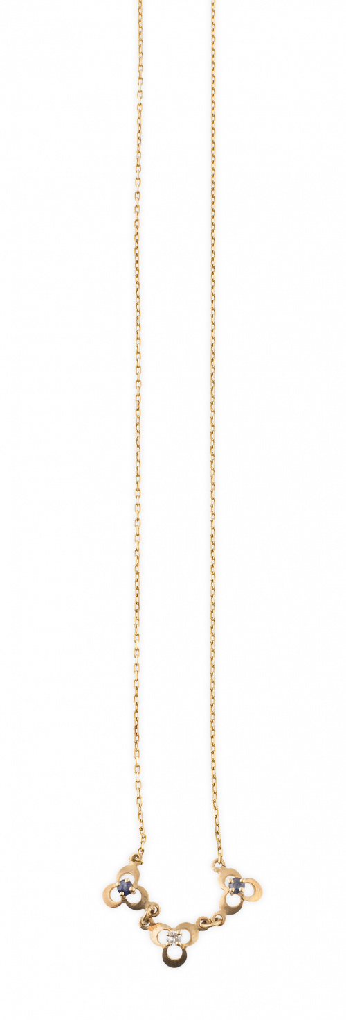 Cadena con centro de tres florecitas con brillante central 