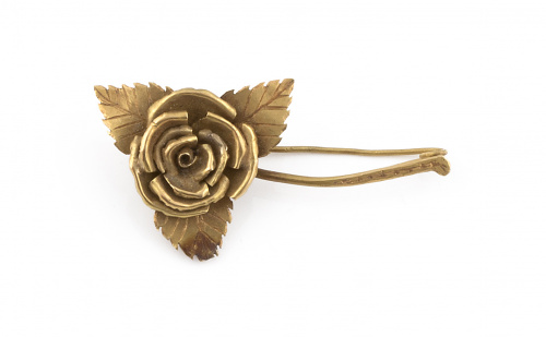 Broche con diseño de rosa en oro amarillo de 18K.