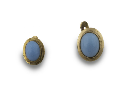 Lote formado por una pareja de pendientes con turquesa y cu