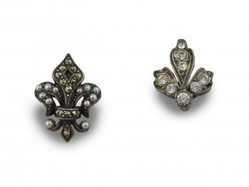 Lote formado por una pareja de pendientes con turquesa y cu