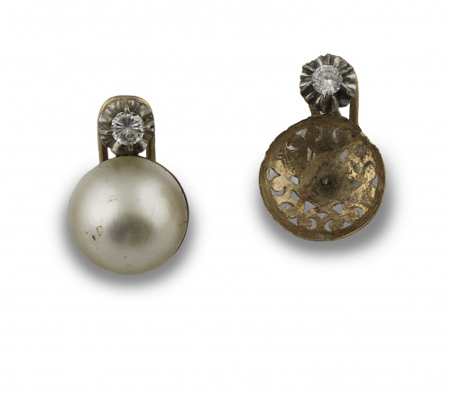 Lote formado por una pareja de pendientes con turquesa y cu