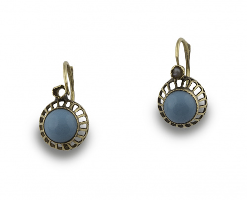 Lote formado por una pareja de pendientes con turquesa y cu