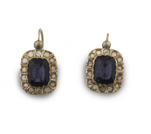 Pendientes de pp. S. XX con zafiros sintéticos cuadrangular