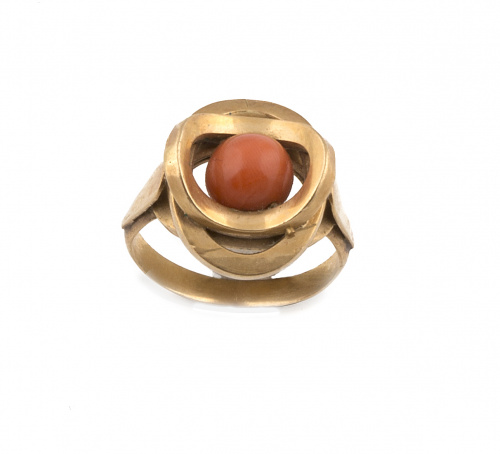 Sortija nudo con centro de cuenta de coral de 6 mm en oro a