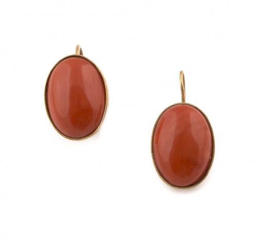 Pendientes con cabuchones ovalados de coral mediterráneo en