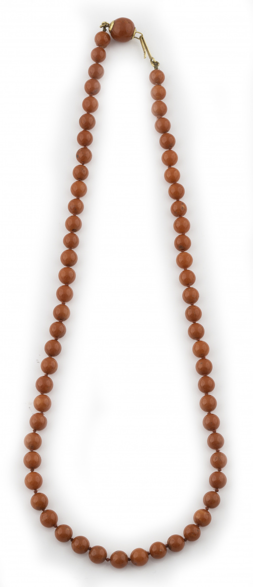 Collar largo con cuentas de coral mediterráneo con cierre d