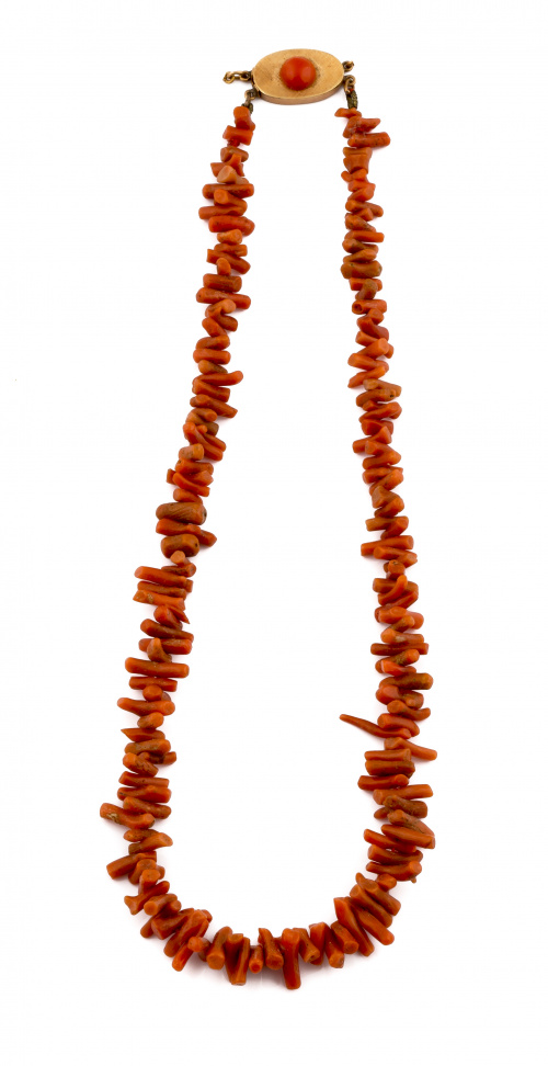 Lote formado por collar de coral de rama más un hilo de cue