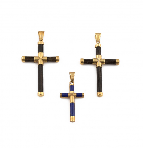 Conjunto de tres cruces en oro de 18K.; dos de pelo de elef