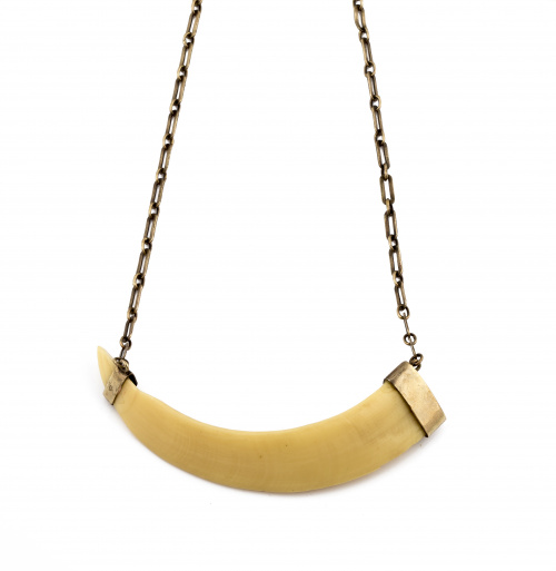Lote de dos collares con colmillo de jabalí ,con montura y 