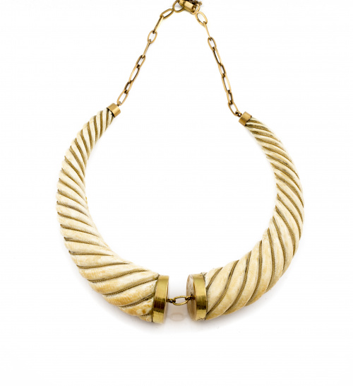 Collar con dos cuernos de marfil tallado recorrido por cord