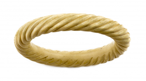 Pareja de brazaletes en marfil tallado en gallones oblicuos