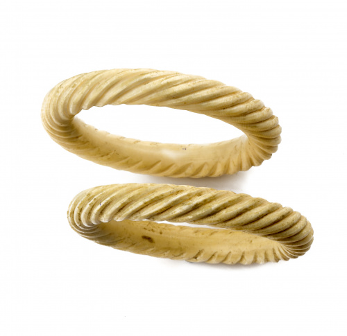 Pareja de brazaletes en marfil tallado en gallones oblicuos