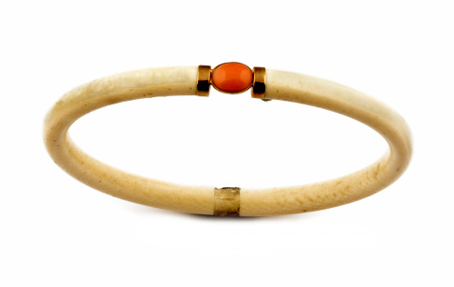 Pulsera de marfil con centro de cabuchón de coral piel de á