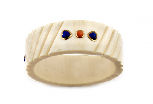 Brazalete ancho de marfil con estrias y aplique de lapislaz