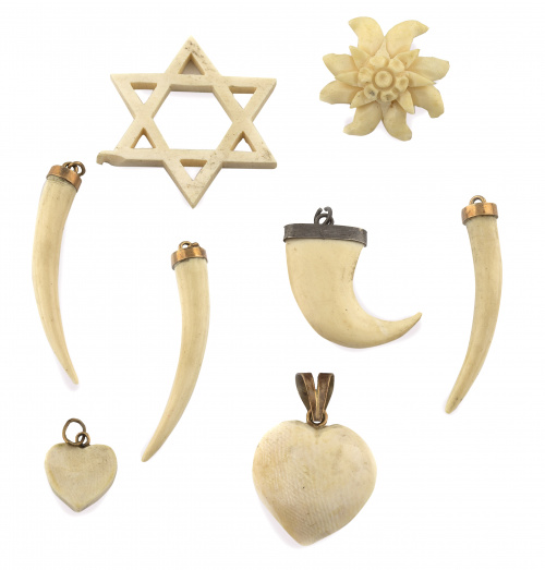 Lote de piezas sueltas de marfil y hueso, algunas entre ell