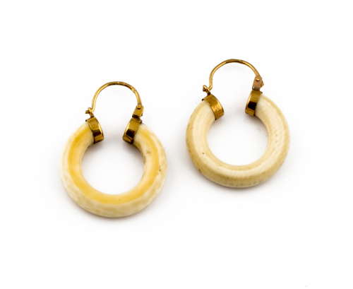 Pendientes criollas de marfil en oro de 18K.