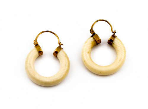 Pendientes criollas de marfil en oro de 18K.