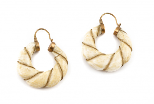 Pendientes criollas de marfil y oro grande tallado con nerv