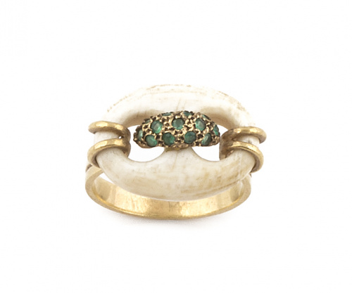 Sortija con diseño de calabrote de marfil con pequeñas esme