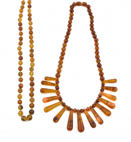 Lote de dos collares de ámbar,uno con perillas centrales en