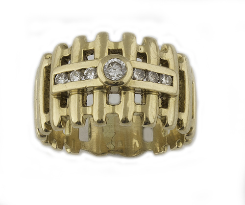 Sortija ancha con brillantes en chatón y banda central, en 