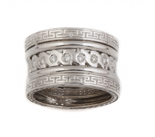 Sortija ancha con línea central de brillantes entra bandas 