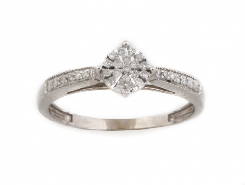 Sortija con rosetón de brillantes central y líneas de brill