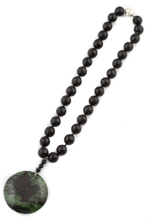 Collar de cuentas de ónix facetado con centro circular de z