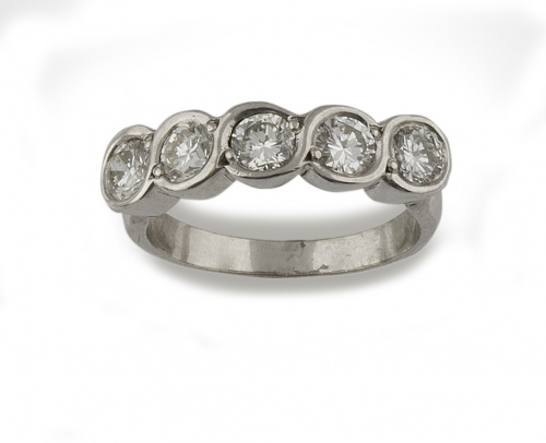 Sortija cintillo de brillantes en chatones de oro blanco de