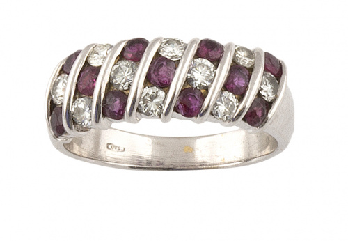 Sortija con rubíes y brillantes en damero que componen band