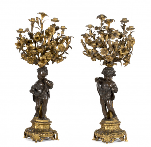Pareja de candelabros de nueve brazos de bronce dorado y br