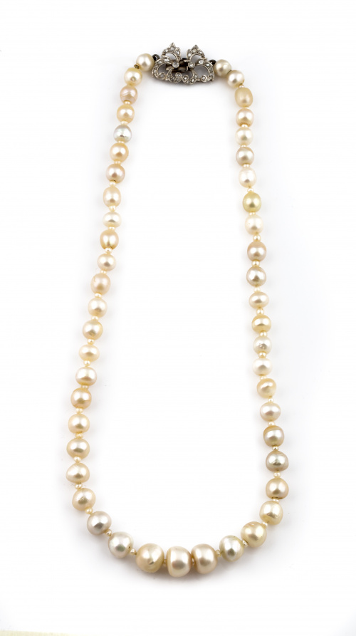 Collar de pp s.XX con perlas de 9 a 6 mm alternas con peque