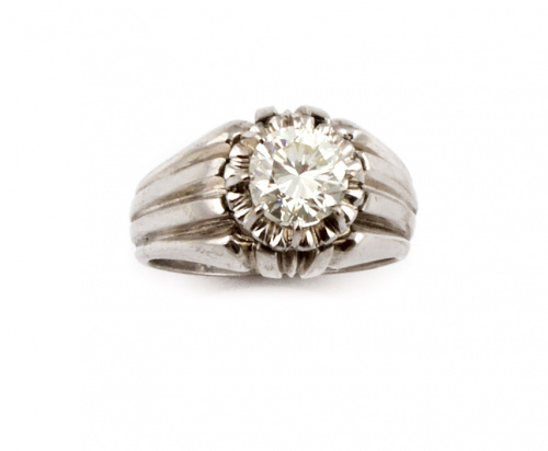 Sortija con solitario de brillante con peso estimado de 1,9