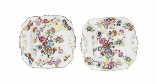 Pareja de platos de porcelana esmaltada con flores y maripo