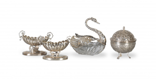 Pareja de centros de plata con decoración gallonada, dos as