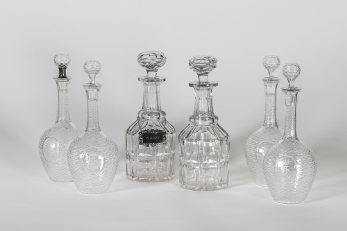 Pareja de decantadores de cristal tallado.Inglaterra, S. X