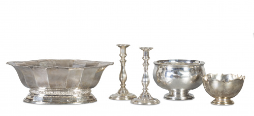 Centro de mesa ovalado en plata con borde perlado, unión co