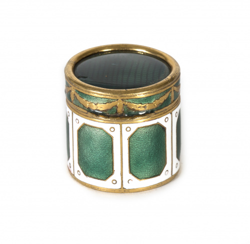 Caja de forma cilíndrica de plata dorada y esmalte en “guil