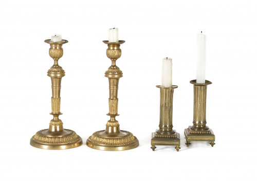 Pareja de candeleros de bronce dorado con forma de columna