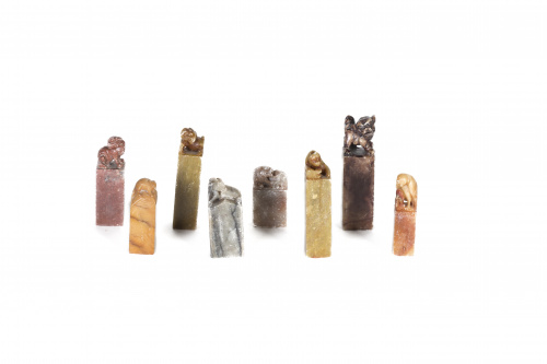 Conjuntos de ocho sellos en piedra jabón y jade China, S. 