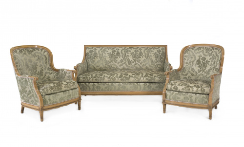 Tresillo en madera de haya con tapiceria verde. S. XX.