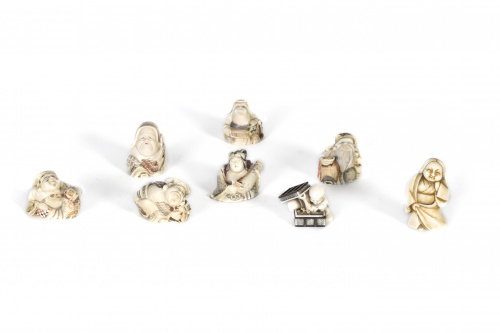 Conjunto de ocho netsukes en marfil tallado y policromado. 