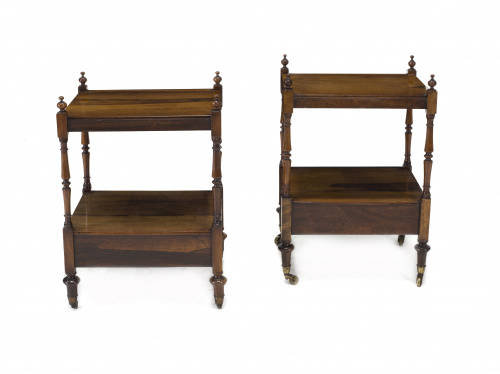 Pequeña mesa auxiliar con dos baldas y ruedas en madera de 