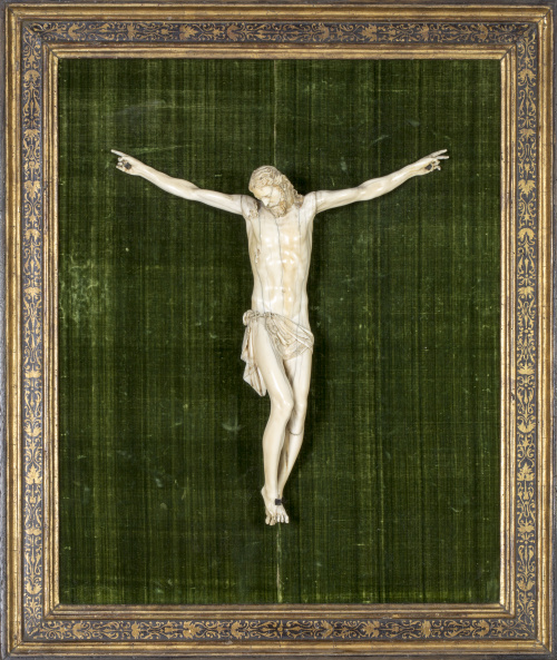 “Cristo crucificado”Escultura en marfil tallado. Escuela 