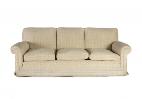 Sofá tapizado en tela beige. S. XX