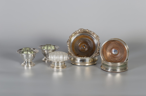 Juego de tres “coquillor” de metal plateado y cristal.Fran