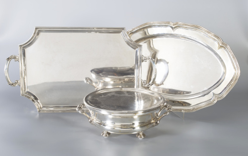 Fuente de contorno ingletado, con marcas, S. XX