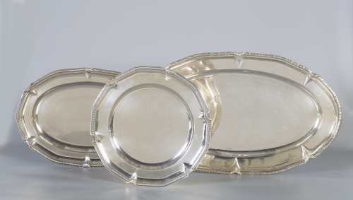 Fuente ovalada de plata con borde ingletado y decoración de