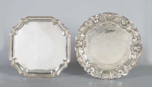 Salva de plata con profusa decoración repujada de roleos, v